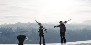 photo de 3 skieurs sur les pistes de ski pendant l'hiver au chetzeron