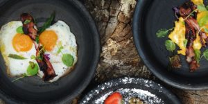 photo d'un déjeuner gourmand avec pancakes et oeufs 